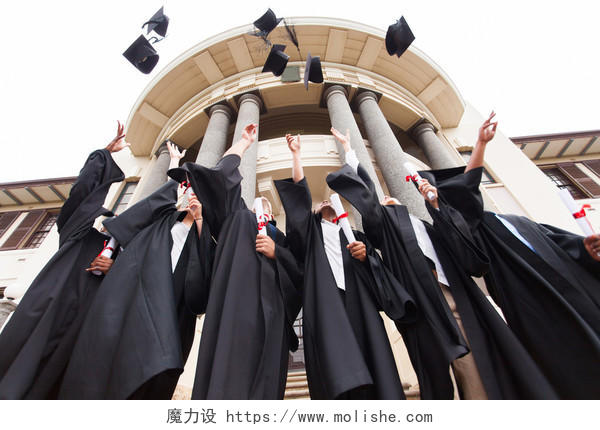 大学毕业生把毕业帽子扔在天空中